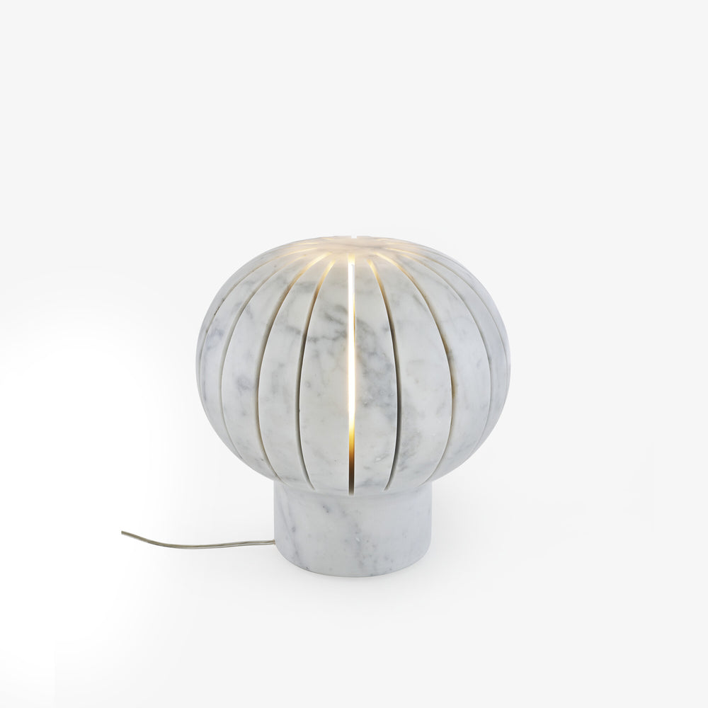 Lampa stołowa Eki — Ligne Roset, marmurowa podstawa, abażur z pionowymi przeszyciami
