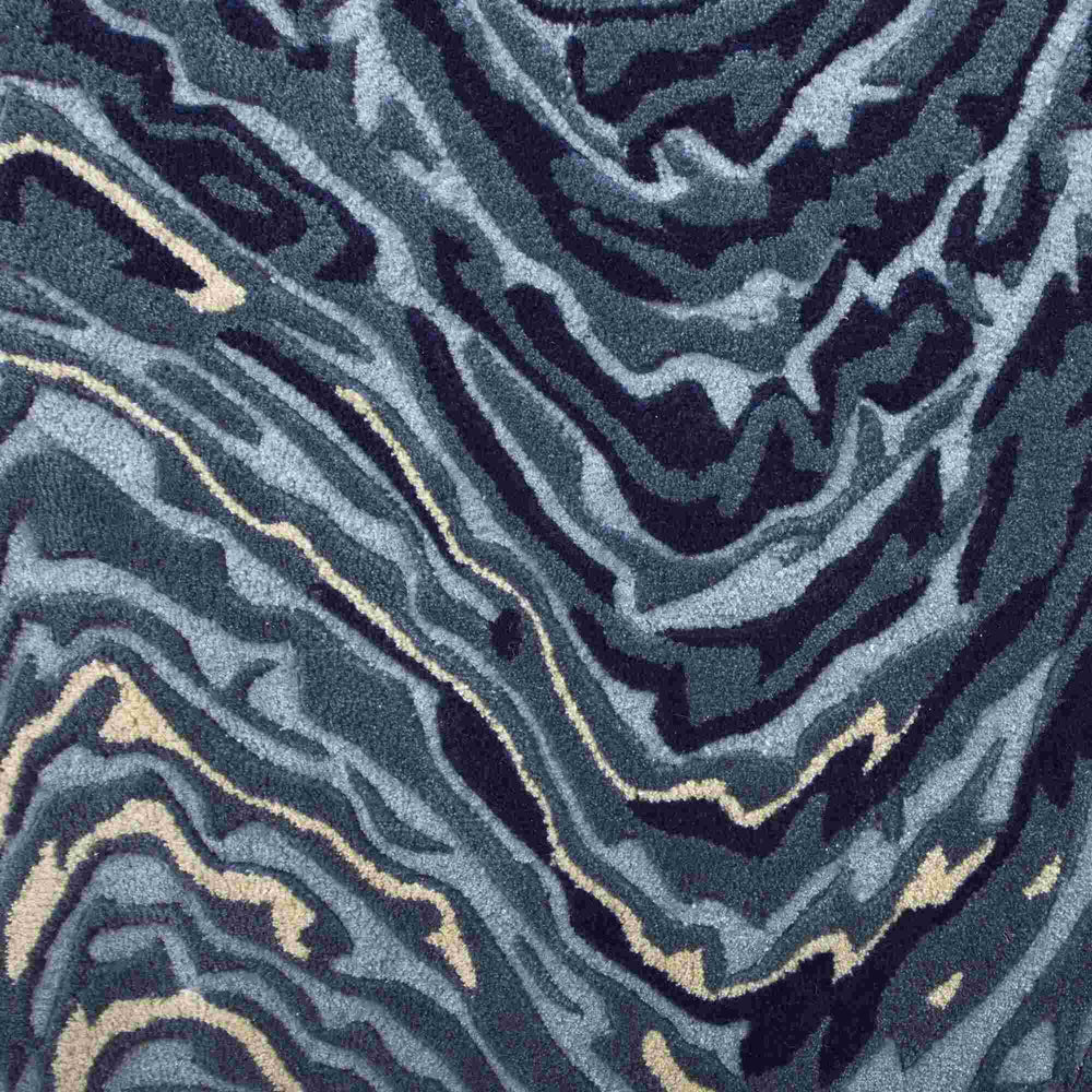 Dywan Blur Blue — Ligne Roset, wzór falisty w odcieniach niebieskiego, widok całości