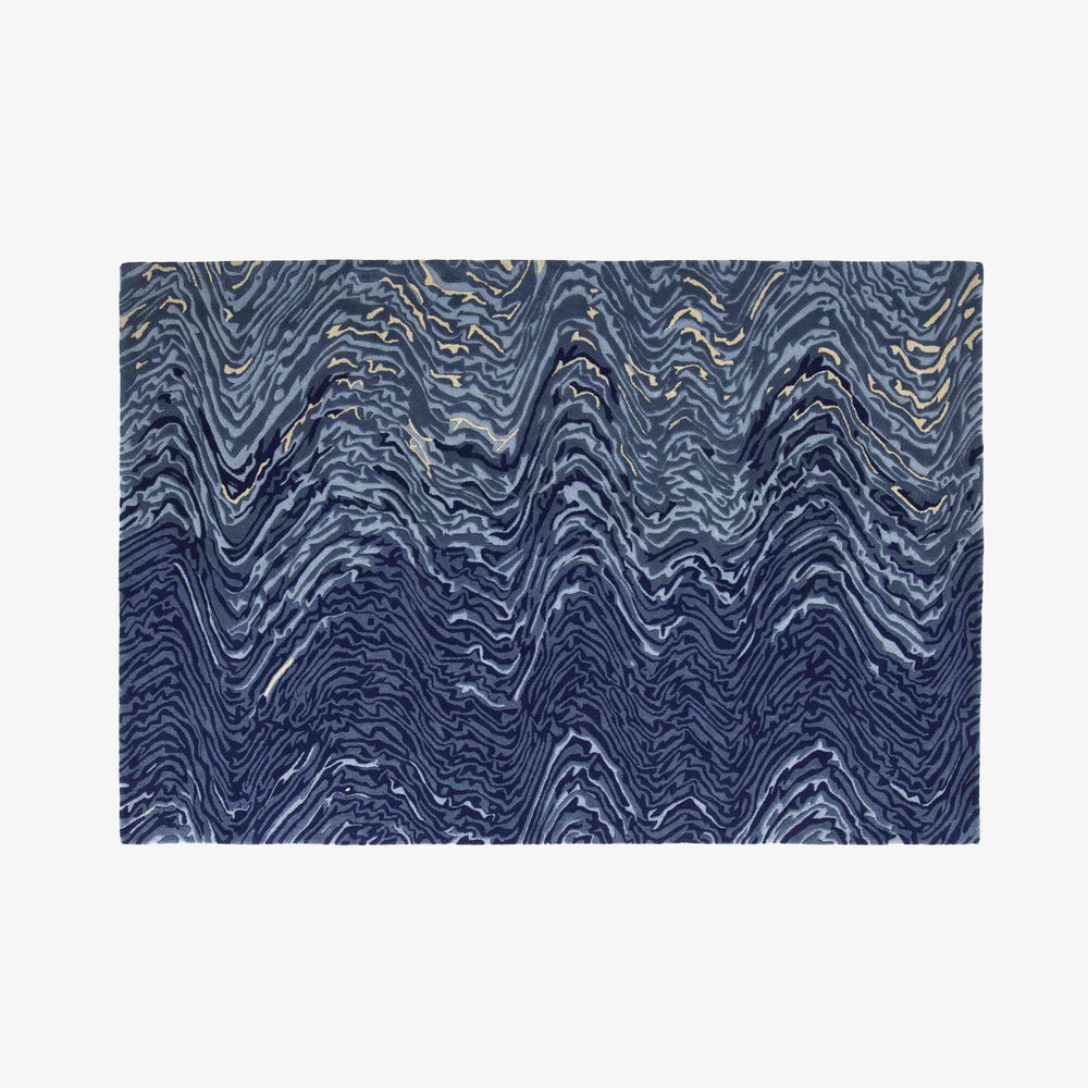 Dywan Blur Blue — Ligne Roset, wzór falisty w odcieniach niebieskiego, widok całości