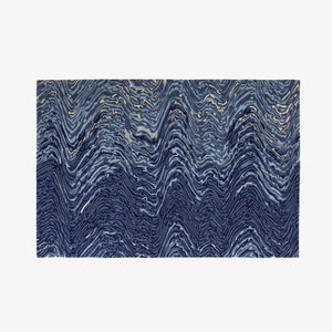 Dywan Blur Blue — Ligne Roset, wzór falisty w odcieniach niebieskiego, widok całości