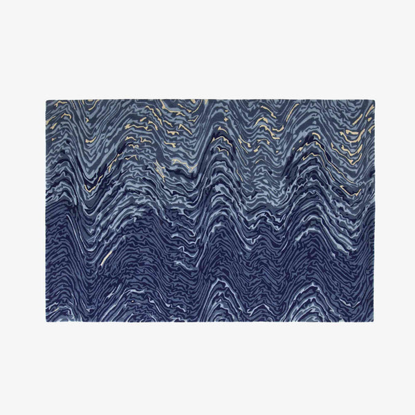 Dywan Blur Blue — Ligne Roset, wzór falisty w odcieniach niebieskiego, widok całości