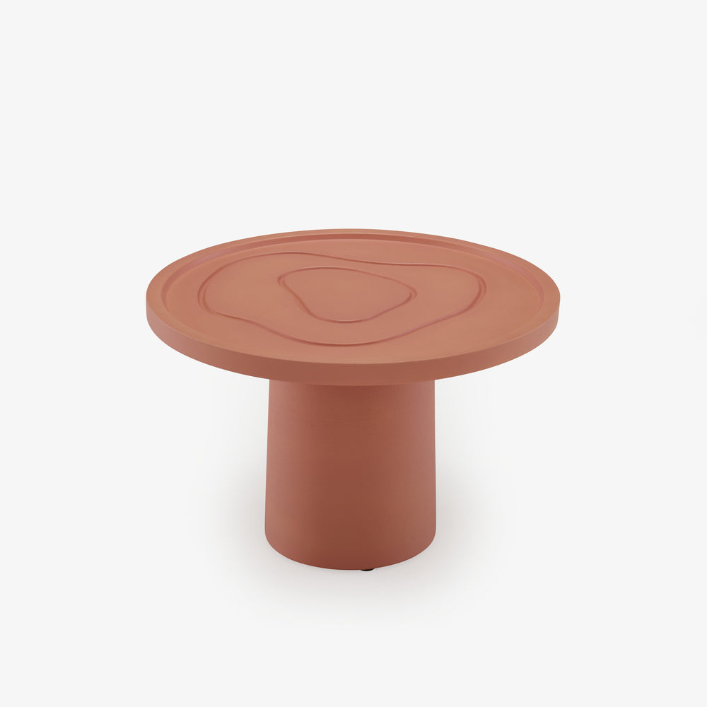 Stolik Contrée Large — Ligne Roset, blat okrągły z detalem, noga cylindryczna, widok z przodu