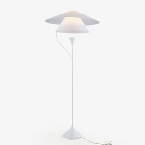 Apogée — lampa włączona, ciepłe światło przechodzące przez abażur