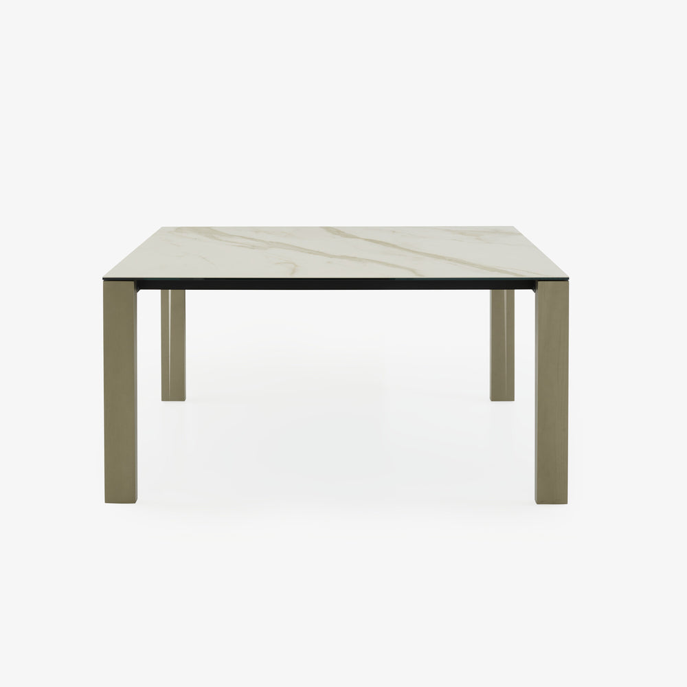Stół Naïa — Ligne Roset, blat marmurowy, nogi dąb bejcowany, widok z przodu