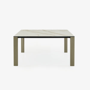Stół Naïa — Ligne Roset, blat marmurowy, nogi dąb bejcowany, widok z przodu