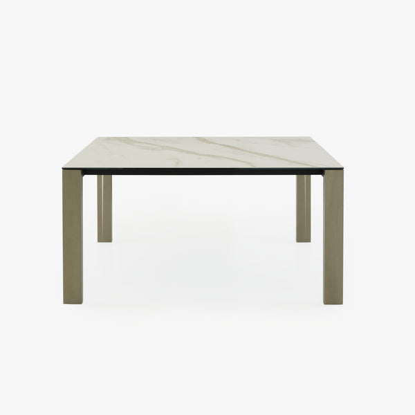 Stół Naïa — Ligne Roset, blat marmurowy, nogi dąb bejcowany, widok z przodu