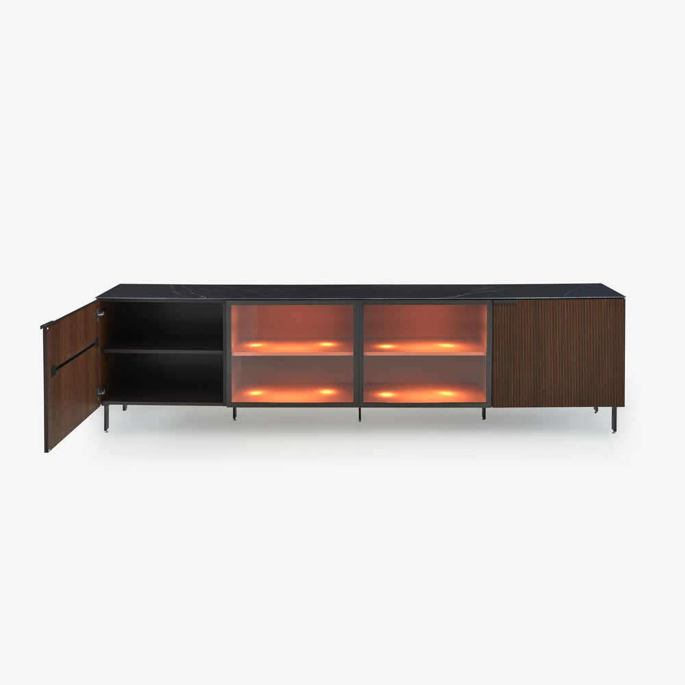 Komoda Selvans — Ligne Roset, przeszklenie z oświetleniem, drewno orzech, widok z przodu