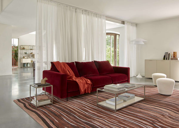 Strata Poudré — dywan w minimalistycznym salonie, pod sofą w kolorze bordowym, aranżacja wnętrza