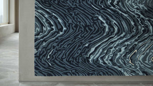 Blur Blue — dywan w aranżacji minimalistycznego wnętrza, przy ścianie betonowej