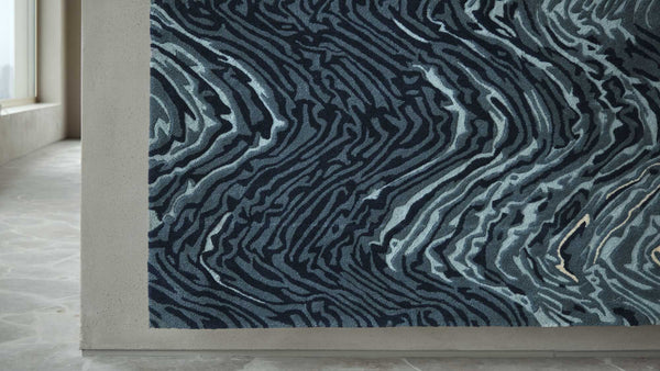 Blur Blue — dywan w aranżacji minimalistycznego wnętrza, przy ścianie betonowej