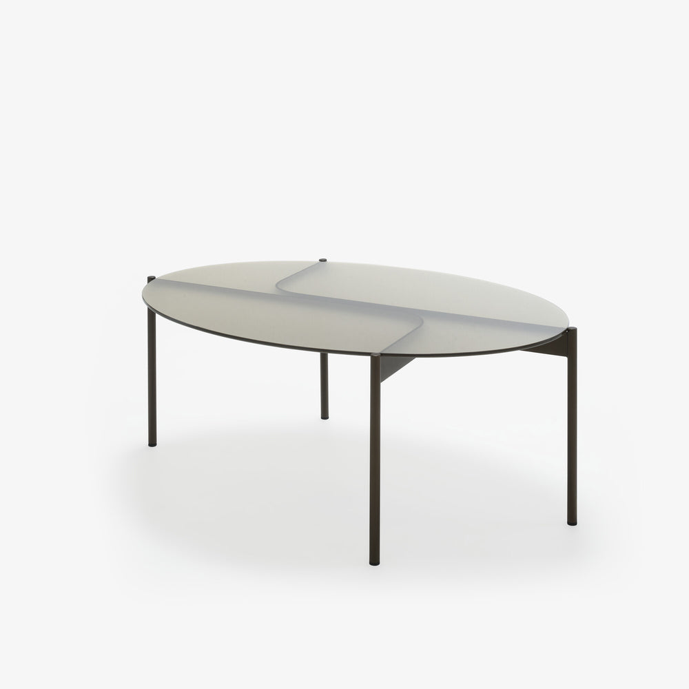 Stolik kawowy Courbell — Ligne Roset, blat owalny, nogi metalowe czarne, widok z przodu