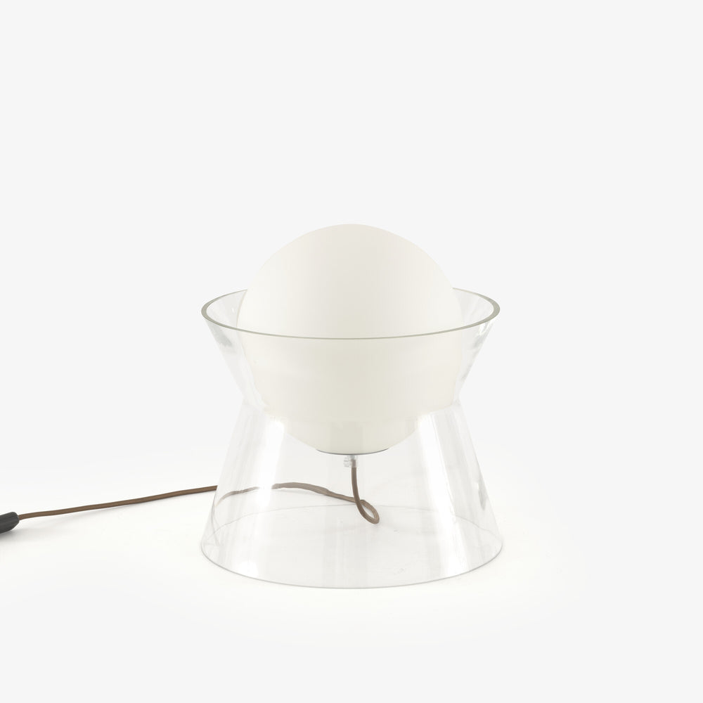 Lampa stołowa From the Moon — Ligne Roset, kula mleczna na przezroczystej podstawie, widok z przodu