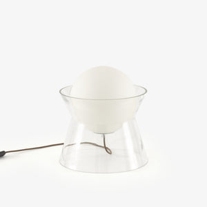 Lampa stołowa From the Moon — Ligne Roset, kula mleczna na przezroczystej podstawie, widok z przodu
