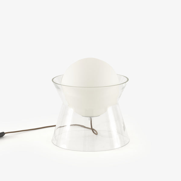 Lampa stołowa From the Moon — Ligne Roset, kula mleczna na przezroczystej podstawie, widok z przodu