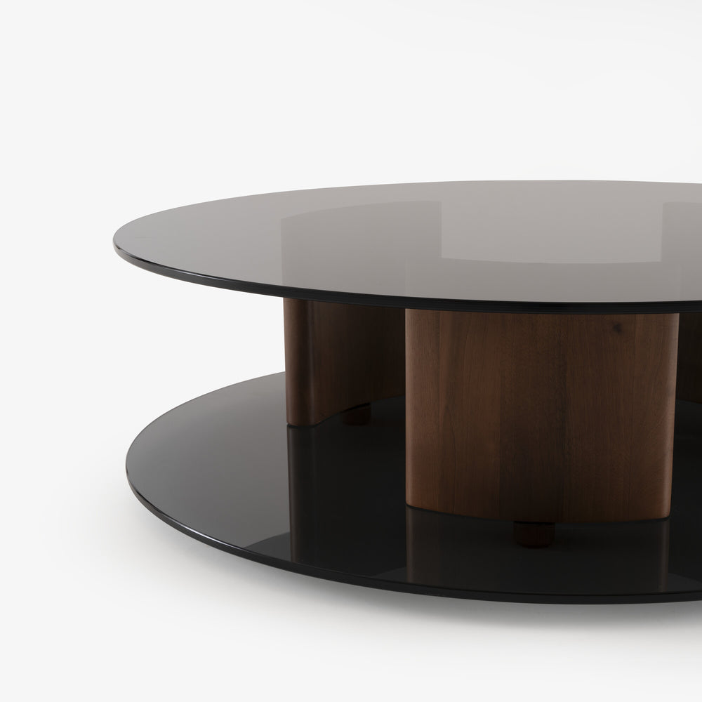 Stolik kawowy Quantique — Ligne Roset, dwa blaty szklane, noga drewniana, widok z przodu