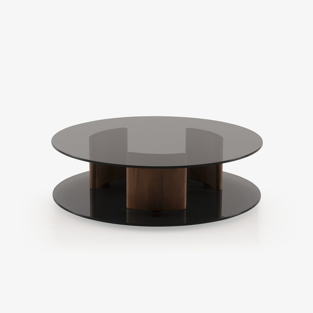 Stolik kawowy Quantique — Ligne Roset, dwa blaty szklane, noga drewniana, widok z przodu