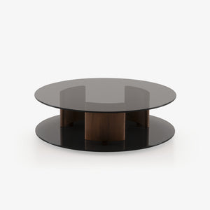 Stolik kawowy Quantique — Ligne Roset, dwa blaty szklane, noga drewniana, widok z przodu