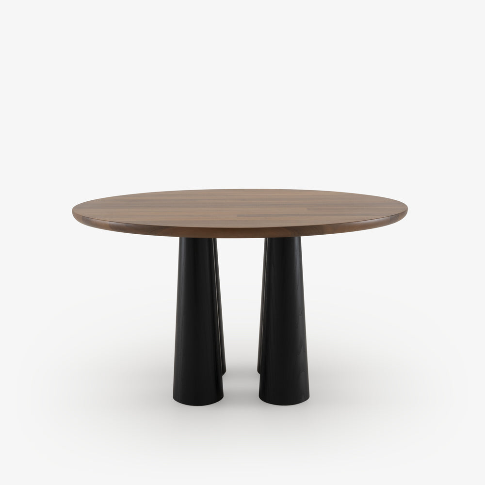 Stół Hashira — Ligne Roset, blat drewniany, nogi stożkowe czarne, widok z przodu