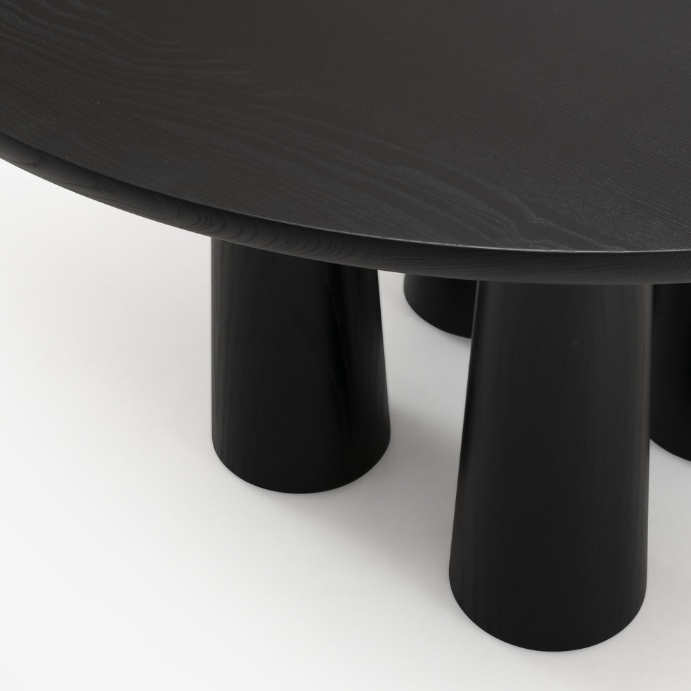 Stół Hashira — Ligne Roset, blat okrągły czarny jesion, nogi stożkowe, widok z przodu