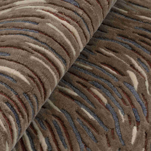 Ecorce — detal struktury materiału, falisty wzór z niebieskimi i czerwonymi włóknami