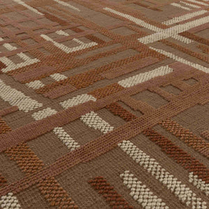 Rust — detal tekstury, geometryczne paski w odcieniach brązu i beżu, ujęcie perspektywiczne