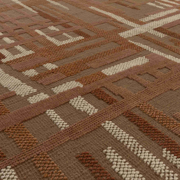 Rust — detal tekstury, geometryczne paski w odcieniach brązu i beżu, ujęcie perspektywiczne