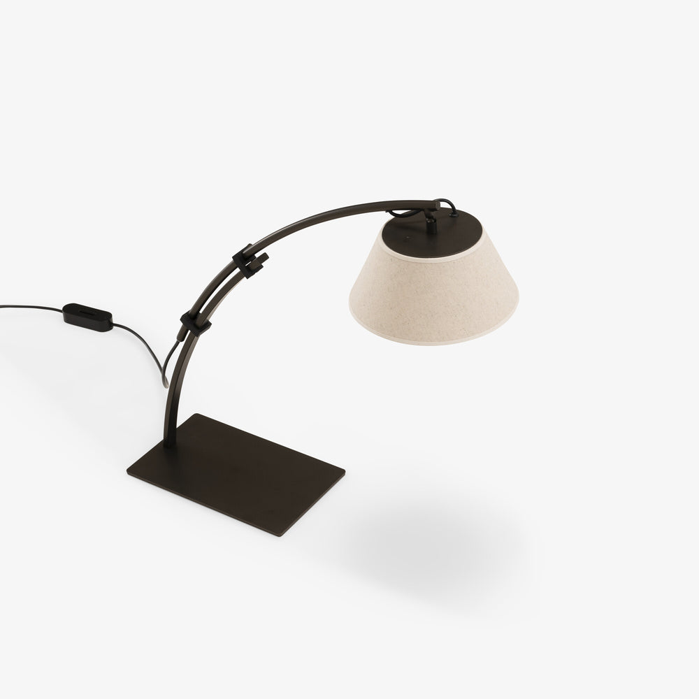 Lampa stołowa Ouverture 2.0 — Ligne Roset, łuk metalowy czarny, abażur lniany, widok z przodu