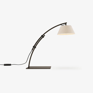 Lampa stołowa Ouverture 2.0 — Ligne Roset, łuk metalowy czarny, abażur lniany, widok z przodu