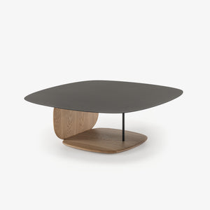 Stolik kawowy Suiren — Ligne Roset, blat antracytowy, nogi drewniane, widok z boku