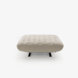 Podnóżek Prado 2 — Ligne Roset, tapicerka jasna tkanina, nogi metalowe czarne, widok z przodu