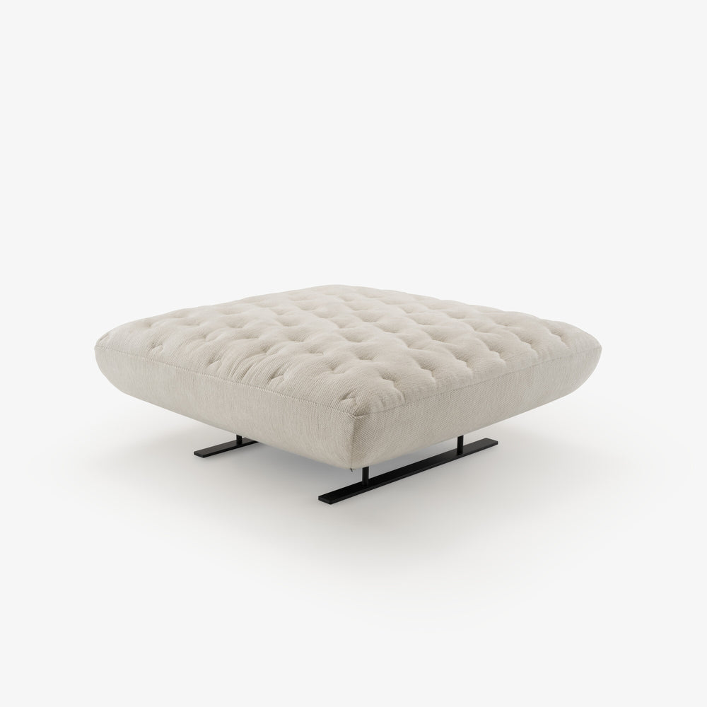Podnóżek Prado 2 — Ligne Roset, tapicerka jasna tkanina, nogi metalowe czarne, widok z przodu