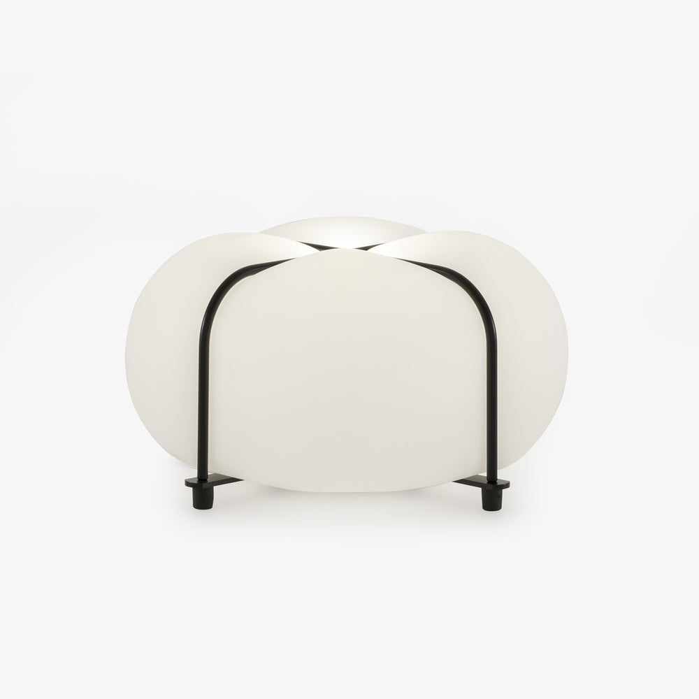 Lampa stołowa Trèfle de lumière — Ligne Roset, tapicerka kremowa, metalowe łuki czarne, widok z przodu