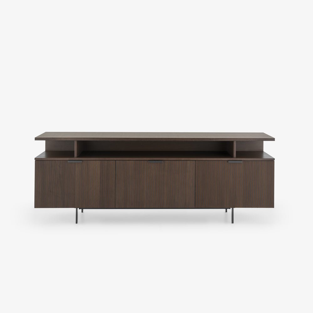 Komoda Selvans — Ligne Roset, drewno w kolorze brązowym, widok z przodu