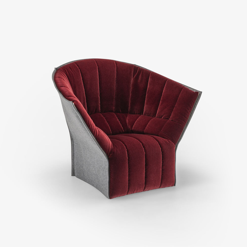 Fotel Moël — Ligne Roset, tapicerka welur w kolorze bordowym, widok z przodu