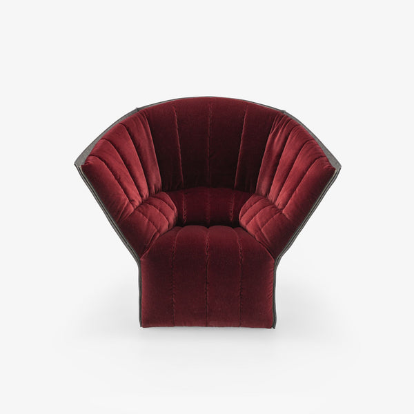 Fotel Moël — Ligne Roset, tapicerka welur w kolorze bordowym, widok z przodu