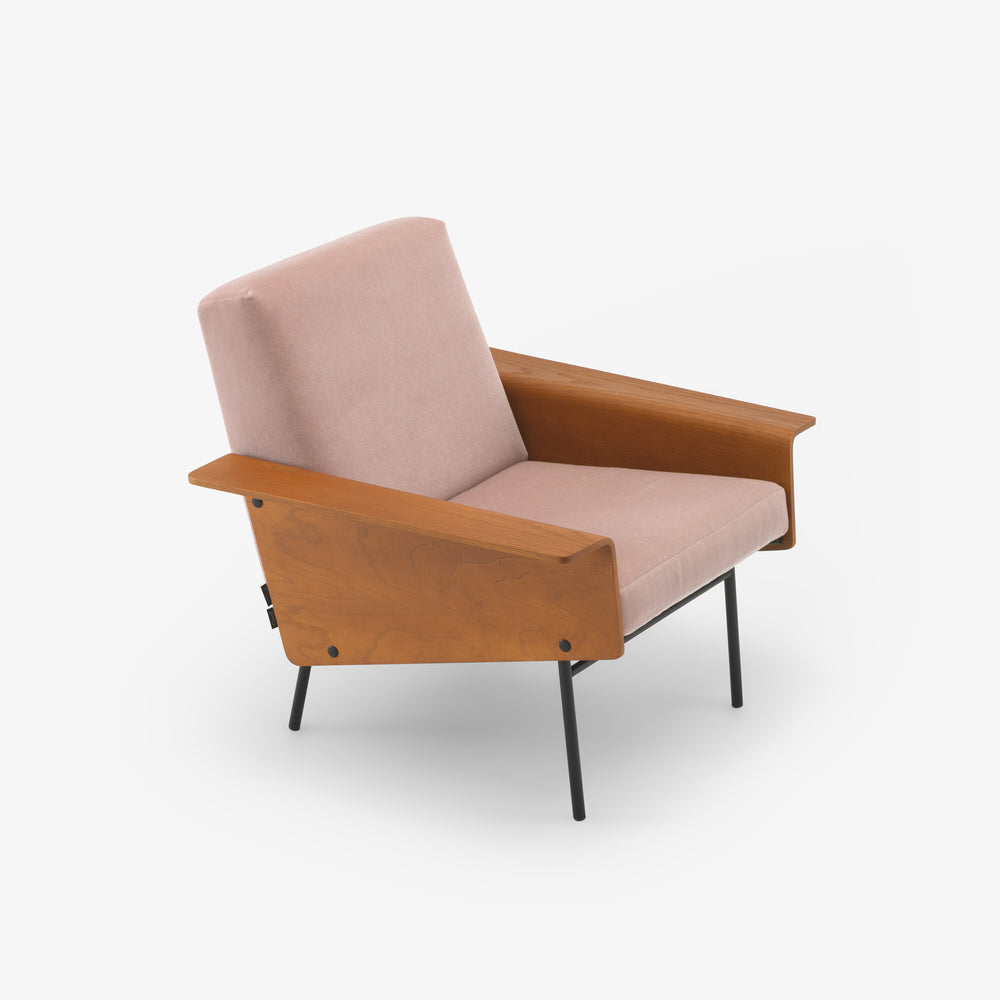 Fotel G10 — Ligne Roset, tapicerka w tkaninie pudrowy róż, podłokietniki drewno, widok z przodu