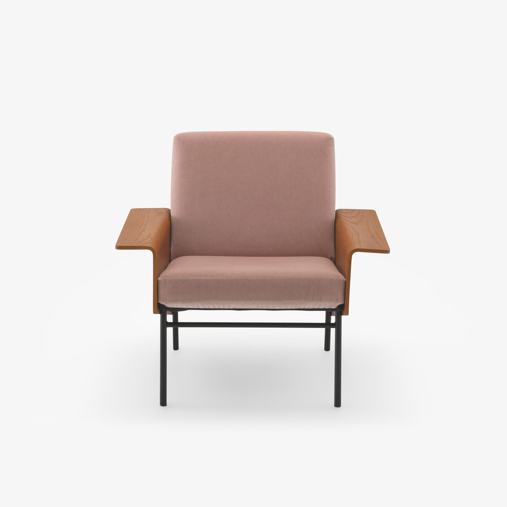 Fotel G10 — Ligne Roset, tapicerka w tkaninie pudrowy róż, podłokietniki drewno, widok z przodu