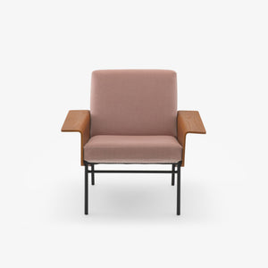 Fotel G10 — Ligne Roset, tapicerka w tkaninie pudrowy róż, podłokietniki drewno, widok z przodu