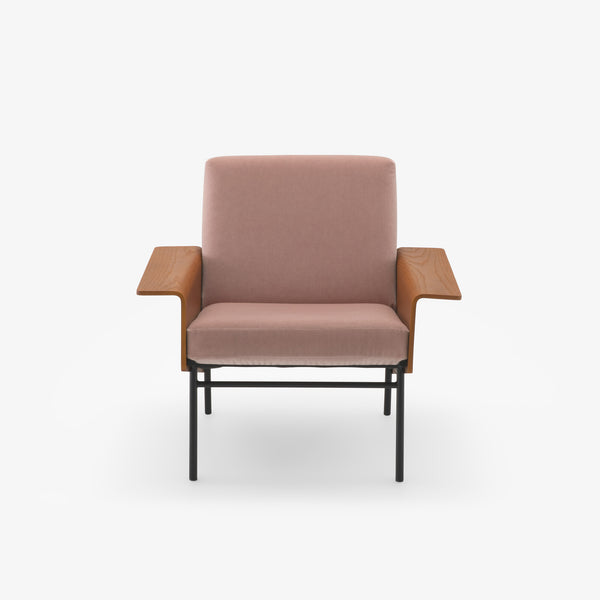 Fotel G10 — Ligne Roset, tapicerka w tkaninie pudrowy róż, podłokietniki drewno, widok z przodu