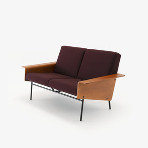 Sofa G10 — Ligne Roset, tapicerka w kolorze burgundii, podłokietniki drewniane, widok z przodu