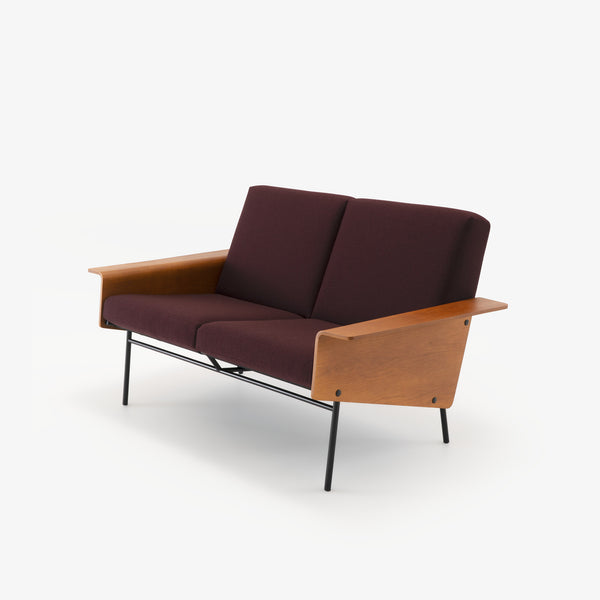 Sofa G10 — Ligne Roset, tapicerka w kolorze burgundii, podłokietniki drewniane, widok z przodu