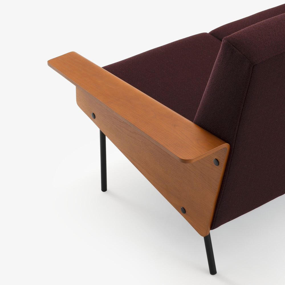 Sofa G10 — Ligne Roset, tapicerka w kolorze burgundii, podłokietniki drewniane, widok z przodu