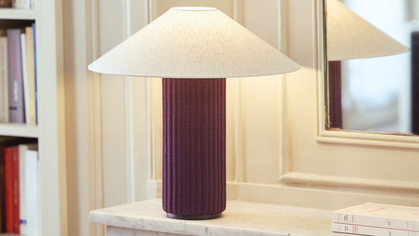 Mojave — lampa na biurku w aranżacji wnętrza, oświetlenie ciepłe, półka z książkami w tle