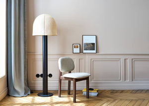 Pompon — lampa w aranżacji salonu, obok fotela, naturalne oświetlenie wnętrza