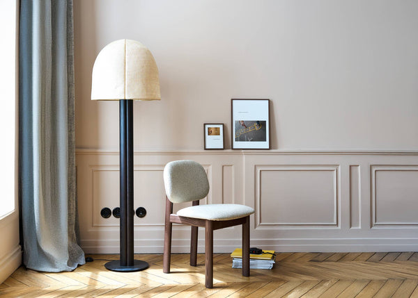 Pompon — lampa w aranżacji salonu, obok fotela, naturalne oświetlenie wnętrza