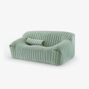 Sandra — sofa dwuosobowa z poduszką, widok z boku, tapicerka żeberkowana w odcieniu miętowym