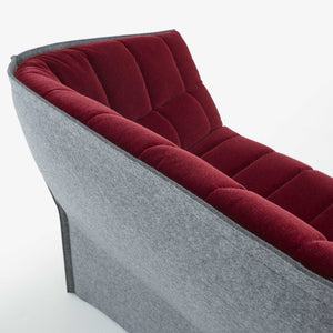Moël small settee — zbliżenie przeszycia tapicerki, pionowe pikowanie weluru w kolorze bordowym