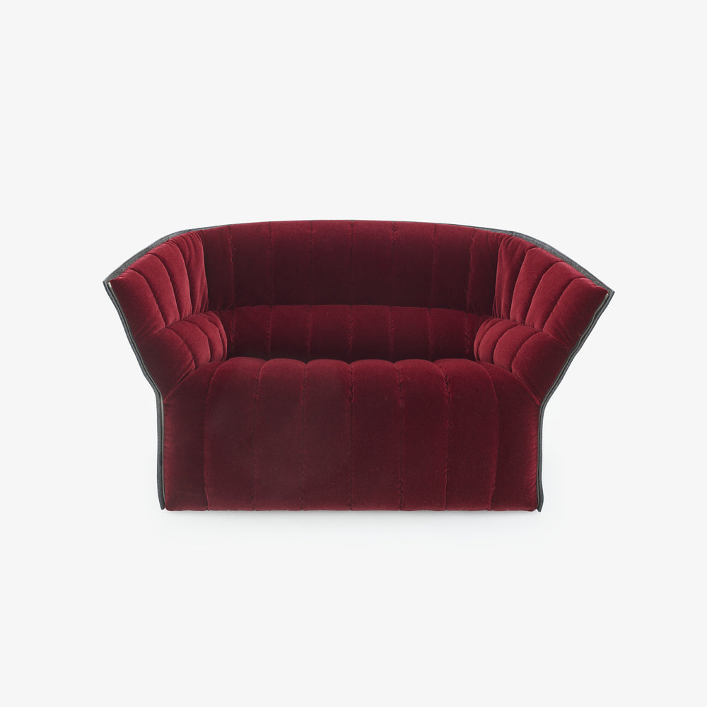 Sofa Moël small settee — Ligne Roset, tapicerka welurowa w kolorze bordowym, widok z przodu