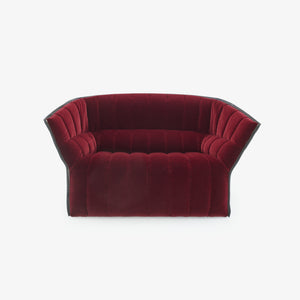 Sofa Moël small settee — Ligne Roset, tapicerka welurowa w kolorze bordowym, widok z przodu