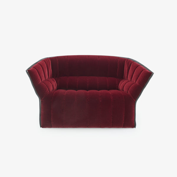 Sofa Moël small settee — Ligne Roset, tapicerka welurowa w kolorze bordowym, widok z przodu